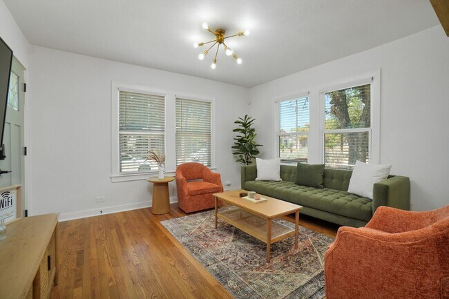 Building Photo - Gorgeous 3 bedroom, 2 ba home in the heart...