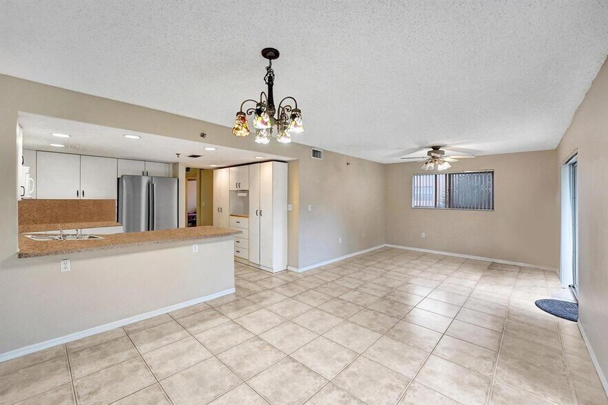 Building Photo - 9470 Tangerine Pl