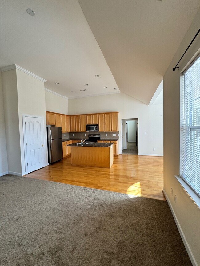 Building Photo - Move-in ready 2-bedroom, 2-bath end-unit t...
