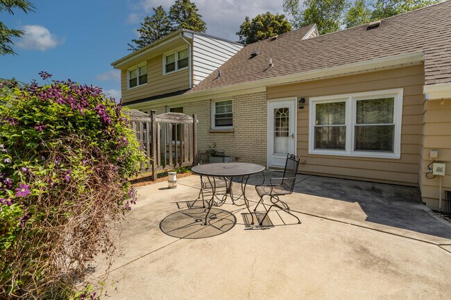 Building Photo - 3335 Sunnyview Ln