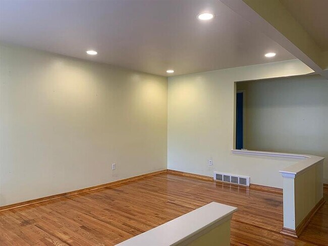 Building Photo - Warren Home