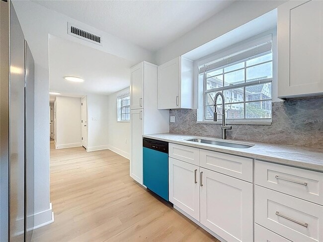 Building Photo - 200 Country Club Dr