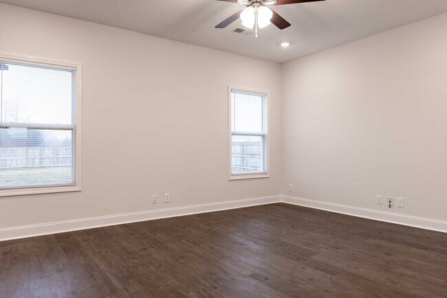 Building Photo - Charming Home With Eat In Kitchen, Granite Countertops, and Glass Door Tiled Shower