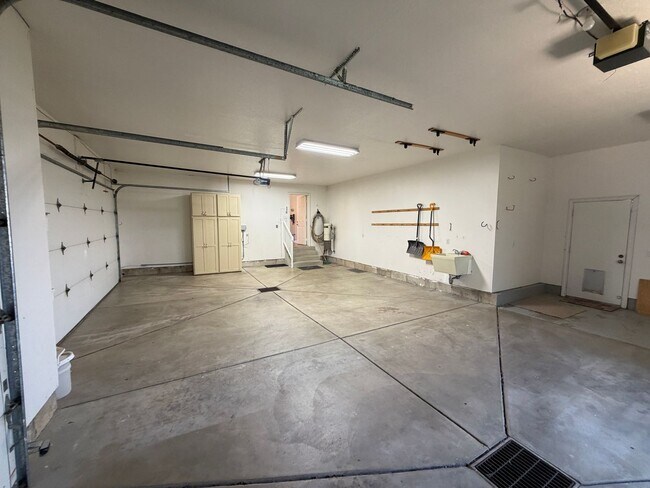 Building Photo - Spacious 4 Bed, 5 Bath Home with 3-Car Garage in Layton!