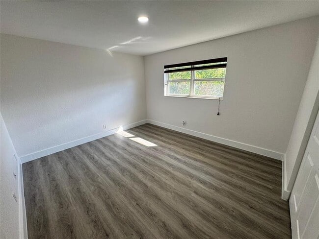 Building Photo - 2120 NE 42nd Ct