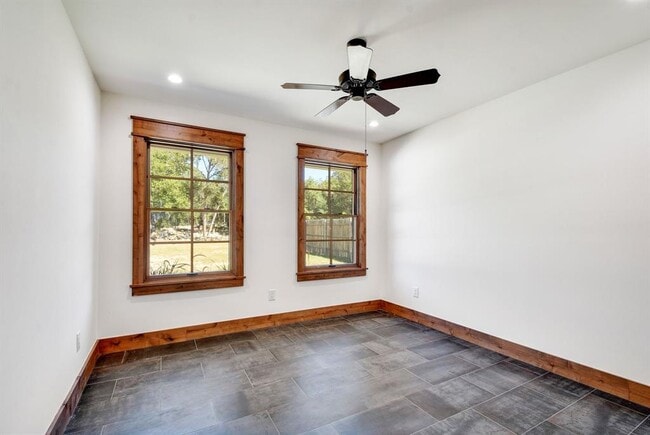 Building Photo - 108 Hub Dr