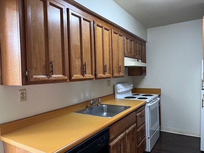 Building Photo - Lakeside living on Greenhaven, Sparkling Pool and covered parking