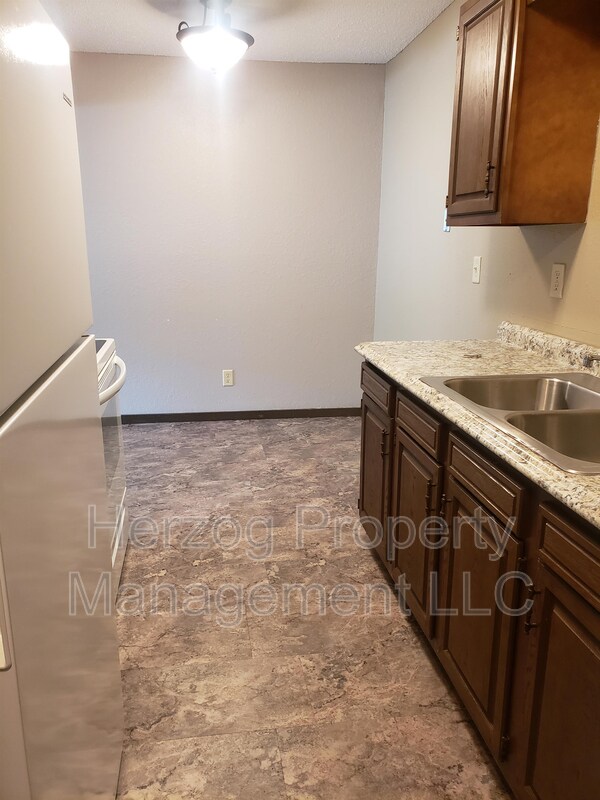 Building Photo - 304 Kenwood Dr