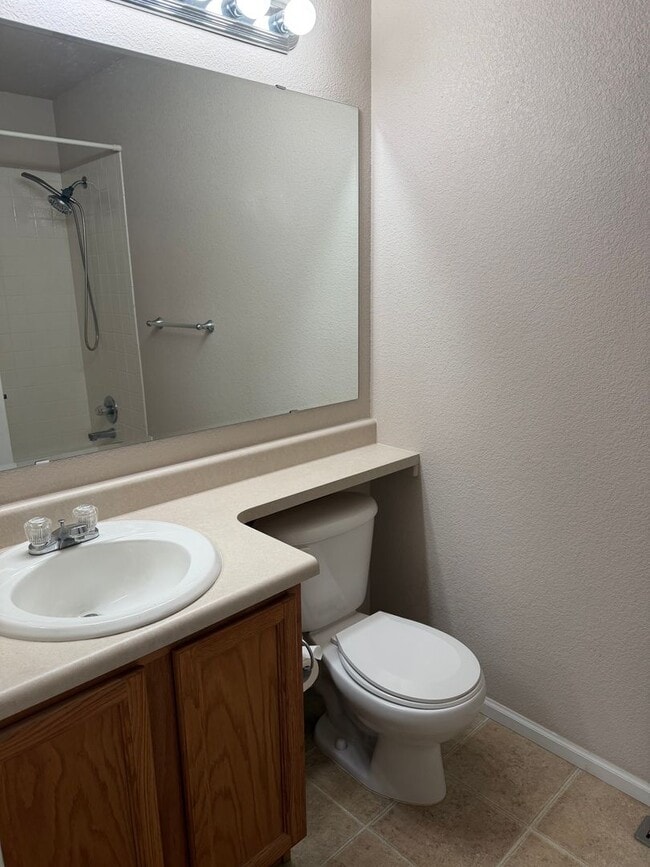 Building Photo - Roomy Midtown 3 bedroom 2 bath