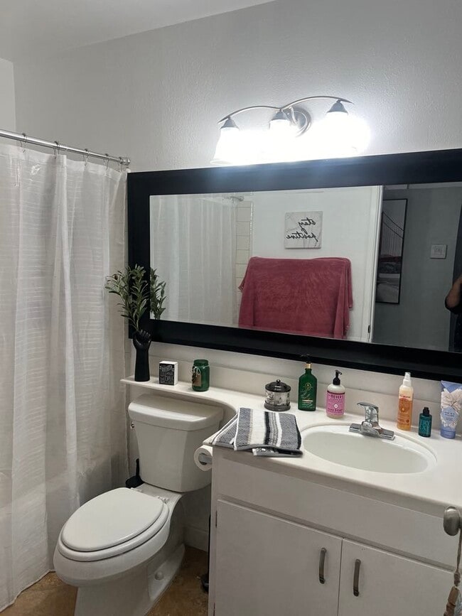 Building Photo - 808 Colton Dr