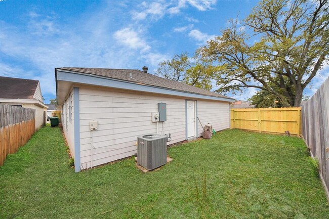 Building Photo - 11134 Bellerive Dr