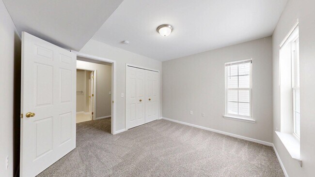 Building Photo - 2740 S Knightsbridge Cir