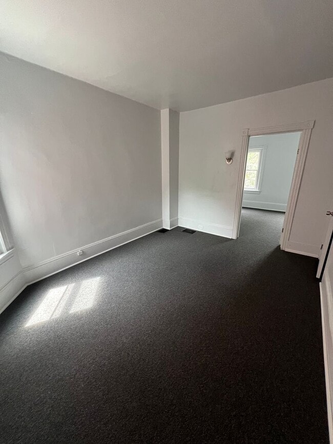 Building Photo - FOUR BEDROOM/ONE BATH ROW