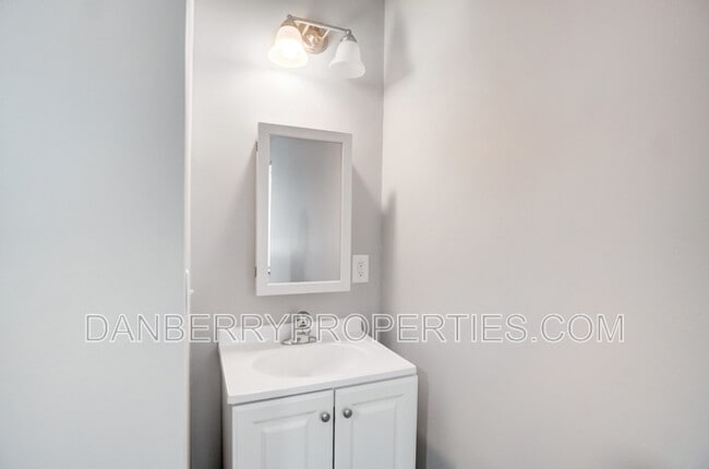 Building Photo - 1133 N Byrne Rd