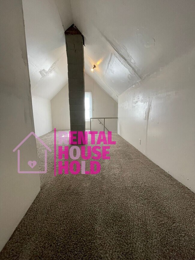 Building Photo - ~ 3 BEDROOM 1 BATH FREE PRE-SCREEN