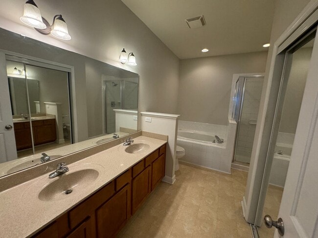 Building Photo - 2 Bedroom, 2 1/2 Bath Townhouse in Raleigh...