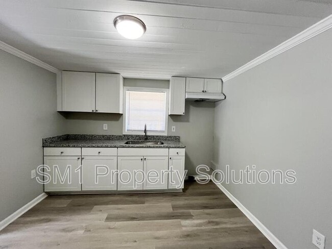 Building Photo - 871 W 11th St