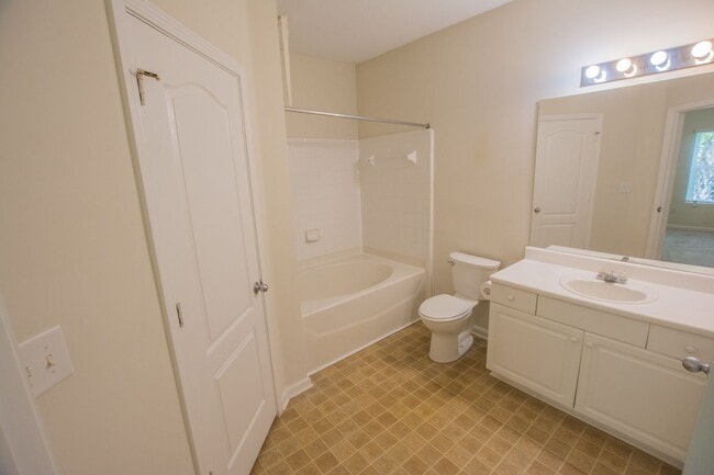 Building Photo - Lovely 2-bedroom, 2-bath condo available f...