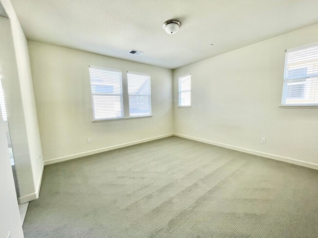 Building Photo - Beautiful 4 Bed 3 Bath Home in W Section Rohnert Park- $3,800 per month!