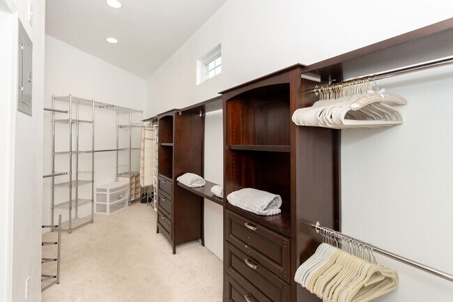 Building Photo - 3 Bedroom House in Addis with Pool, Gazebo...