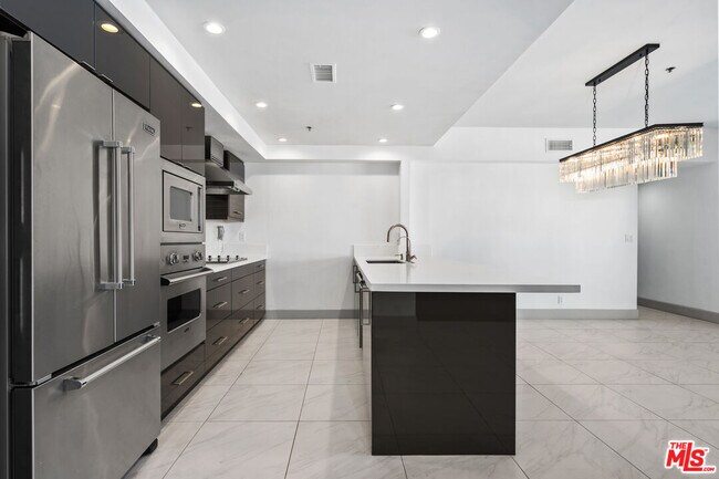 Building Photo - 10660 Wilshire Blvd