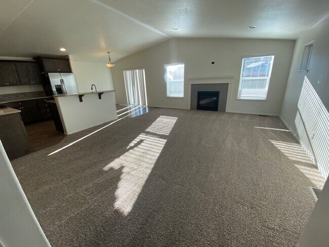Building Photo - MOVE IN SPECIAL $500 off first month rent ...