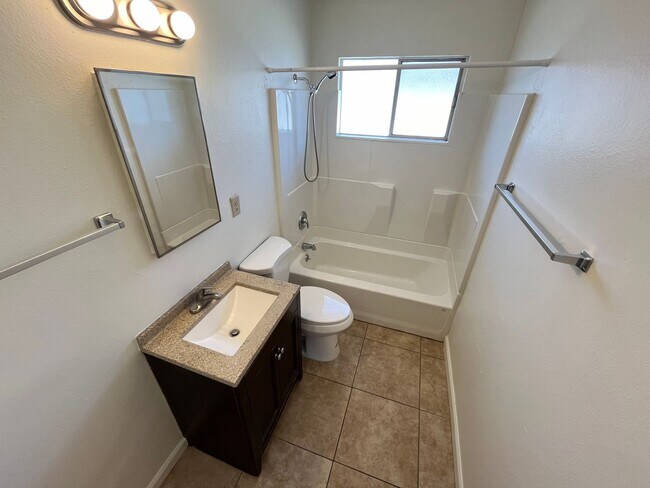 Building Photo - 408 N M St