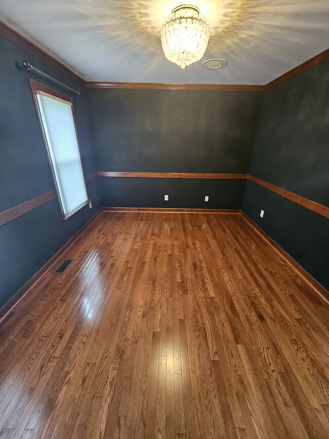 Building Photo - 402 E Raintree Ln