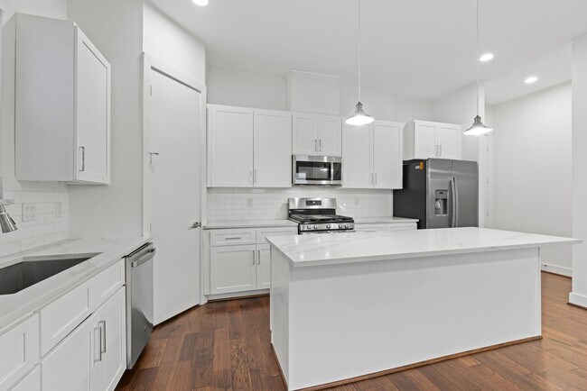 Building Photo - Charming 2-story home in a private Community!