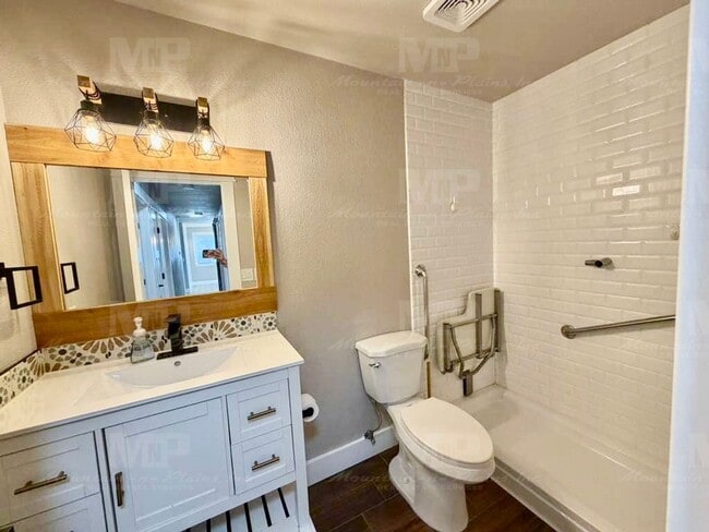 Building Photo - 724 Ponderosa Dr