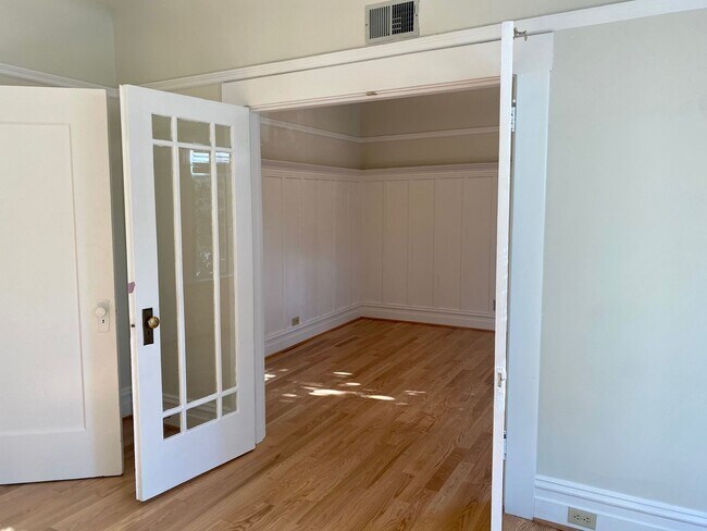 Building Photo - Renovated Top Floor 1BR/1BA. Dual-Pane Bay Windows. Backyard!