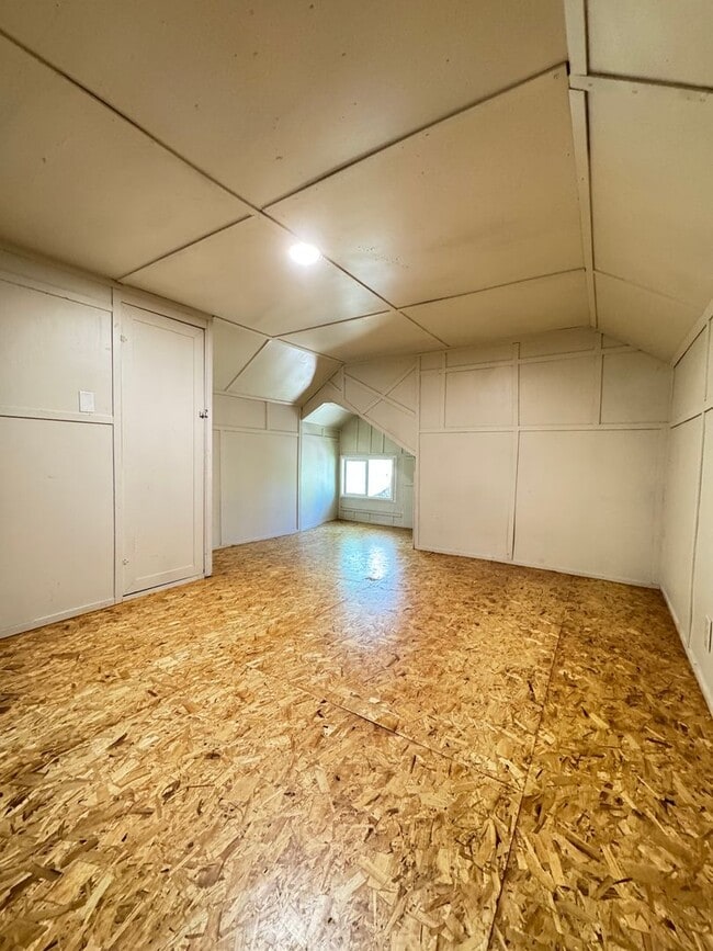 Building Photo - 2 Story home close to downtown