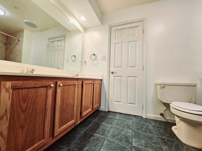 Building Photo - 435 Oakton Way