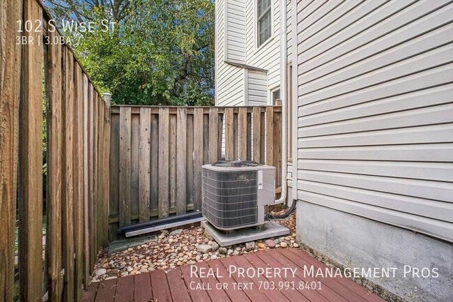 Building Photo - 102 S Wise St