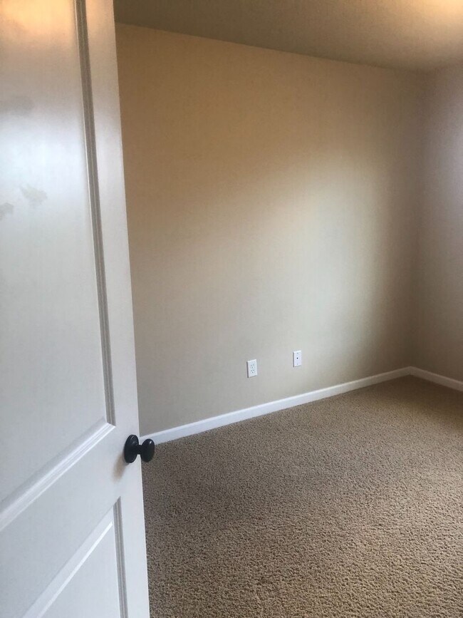 Building Photo - Craftsman Style Townhouse - 3 bedroom, 2.5 bath w/ Bonus Room - Attached Double Garage