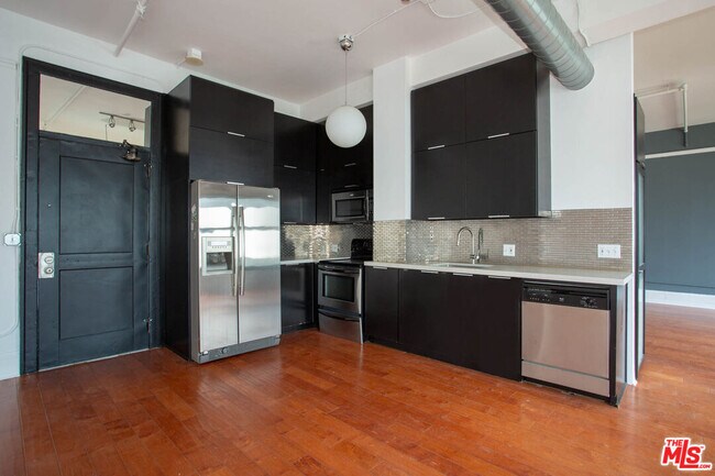 Building Photo - 108 W 2nd St