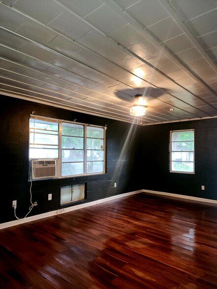 Building Photo - 3737 Maywood Ave