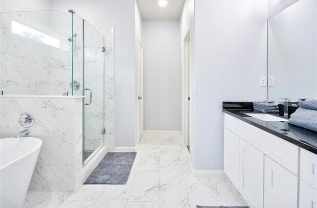 Building Photo - 3510 Oleander Ave