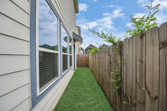 Building Photo - 2119 Esther Dr