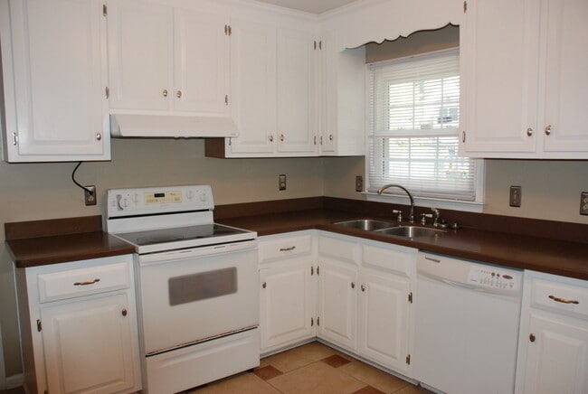 Building Photo - 3 Bedroom, 2.5 bath house in Newport News-Bernard Village