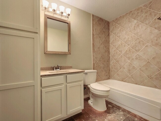 Building Photo - 11703 Lorene Ave