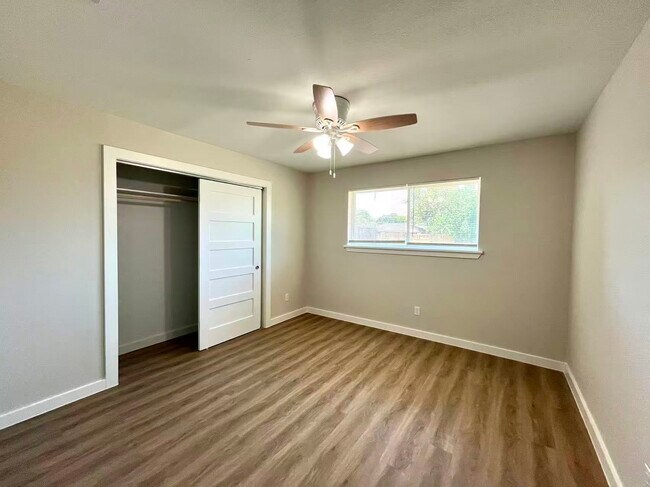 Building Photo - 2910 Cherry Hills Dr
