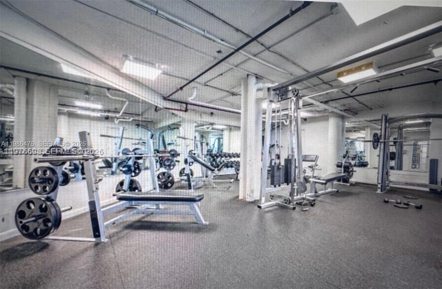 Building Photo - 999 Brickell Bay Dr