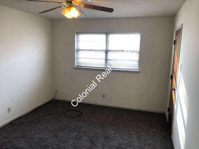 Building Photo - Updated and spacious 3 bedroom 2 bathroom ...