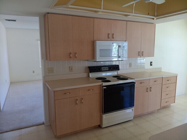 Building Photo - 2 bedroom 2 bathroom Large House for rent ...