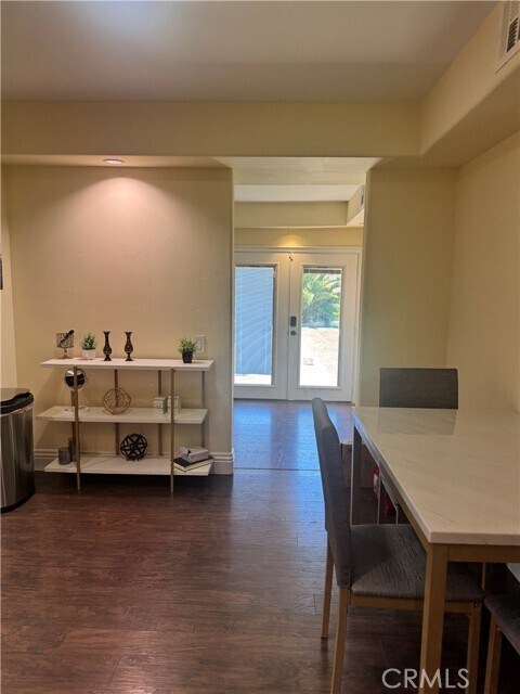 Building Photo - 671-671 E Sunset Dr N
