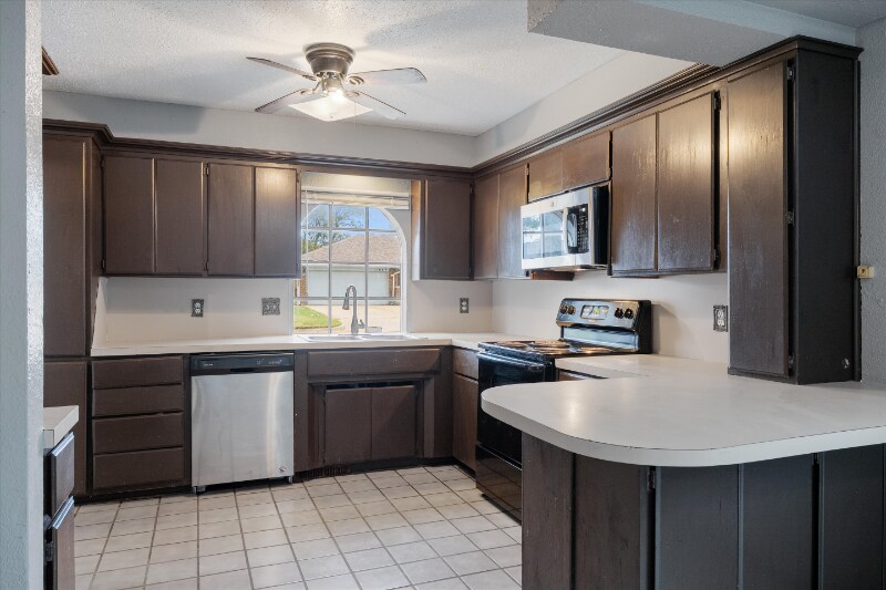 Building Photo - 11009 Bel Air Pl