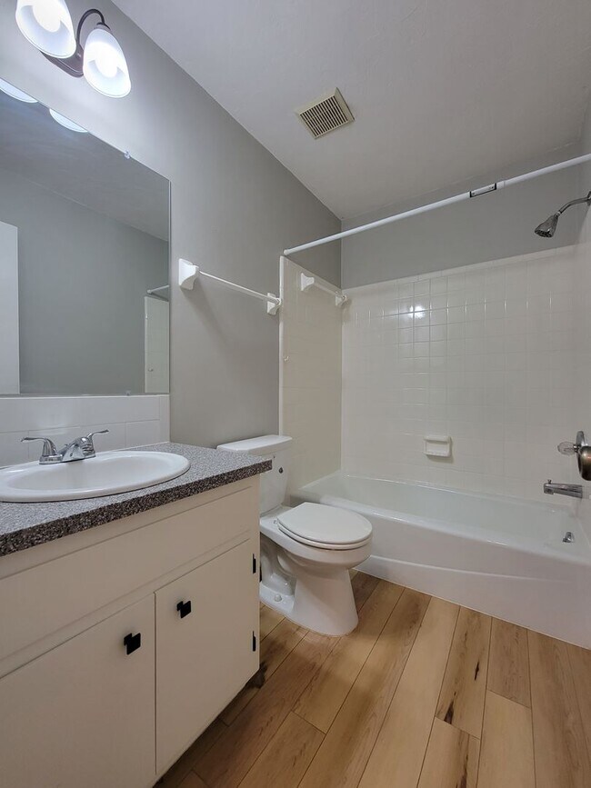 Building Photo - 2 bedroom/ 2 bath duplex for rent in NE Tallahassee, woodfloors, fenced back yard available Augus...