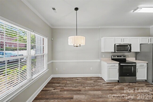 Building Photo - 2120 Sardony Ln