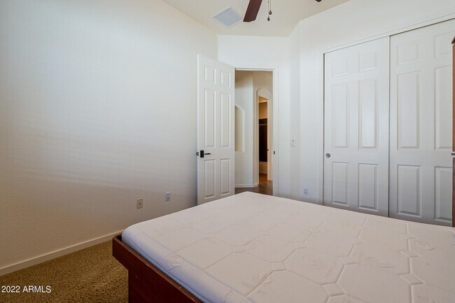 Building Photo - 734 W Juniper Ln